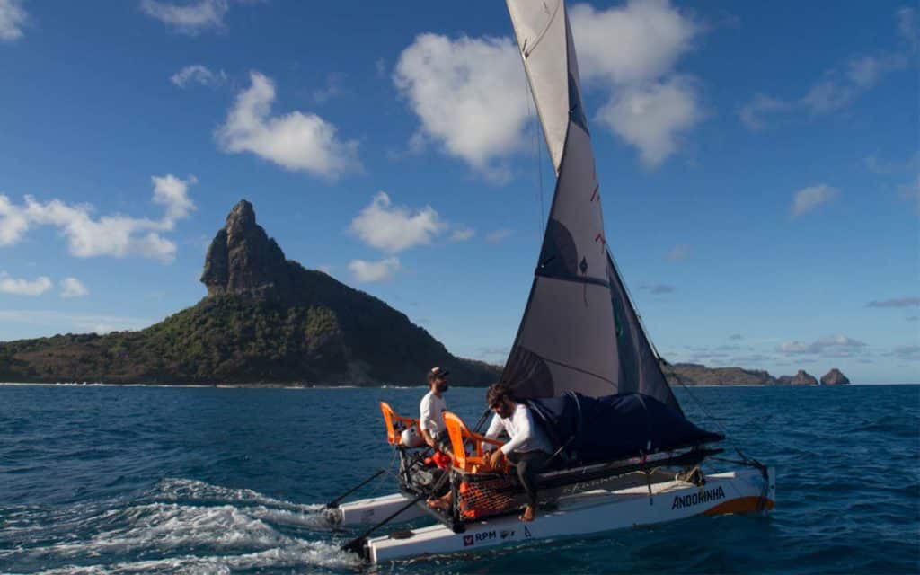 Velejadores brasileiros fazem travessia com o menor barco da história da navegação